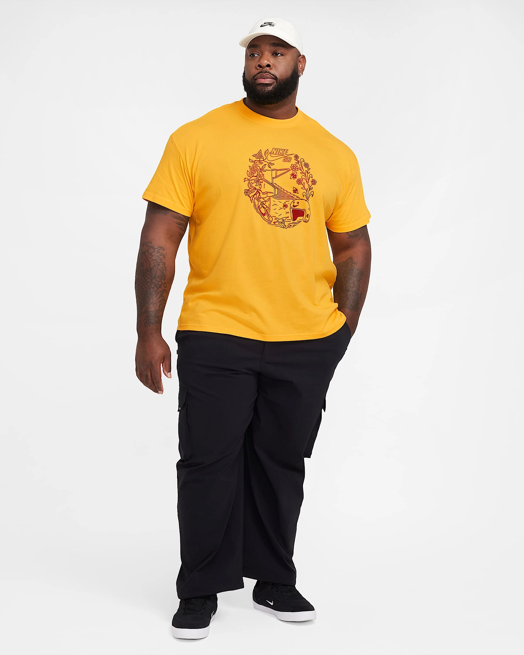 Nike SB T-skjorte: En eksplosjon av stil og komfort for dine skateboard-eventyr. Kjør hardt, se bra ut.