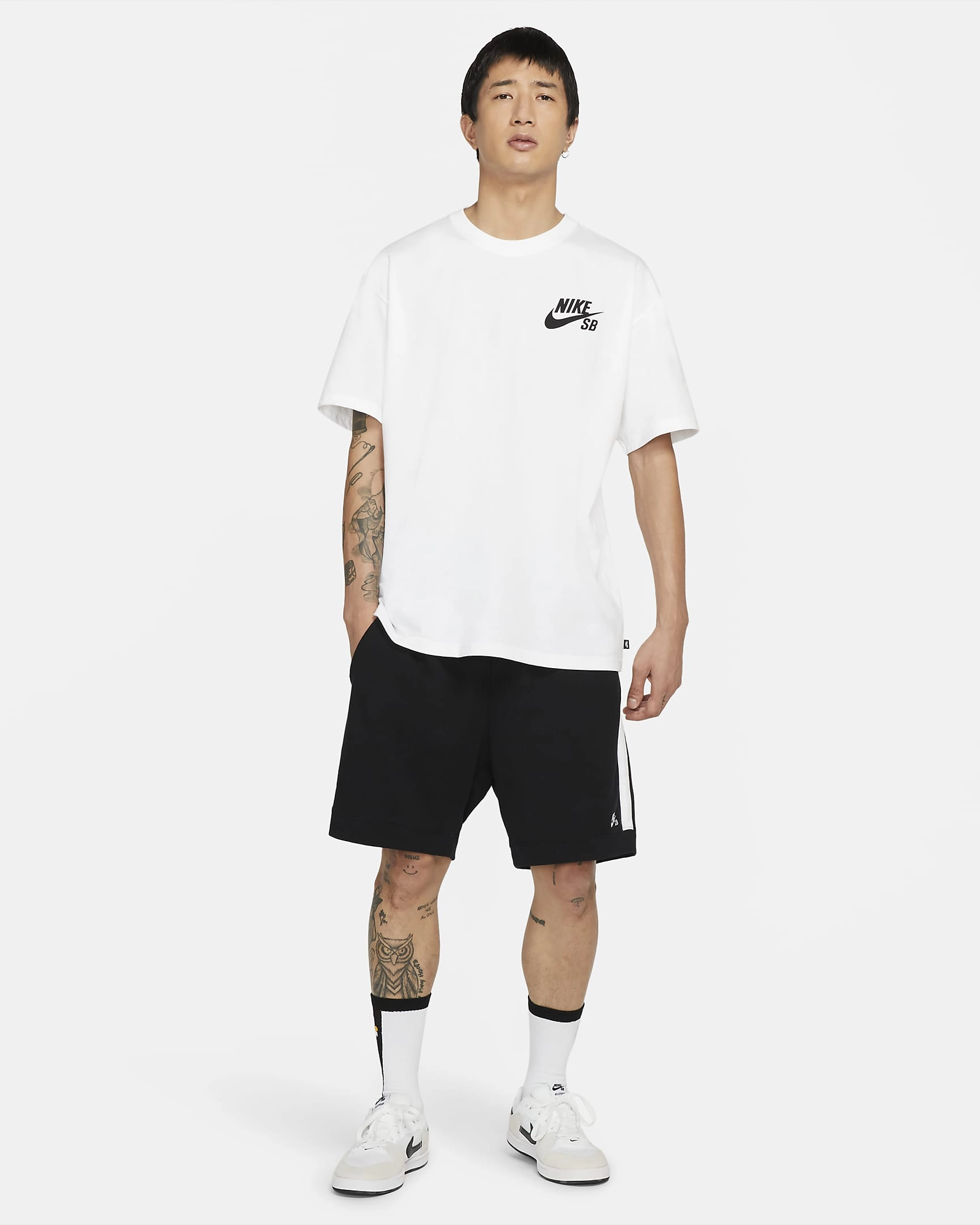 Nike SB Logo Skate T-Shirt: Rull inn i stilen med denne ikoniske Nike-skjorten for ekte skate-ånd og tidløs komfort.
